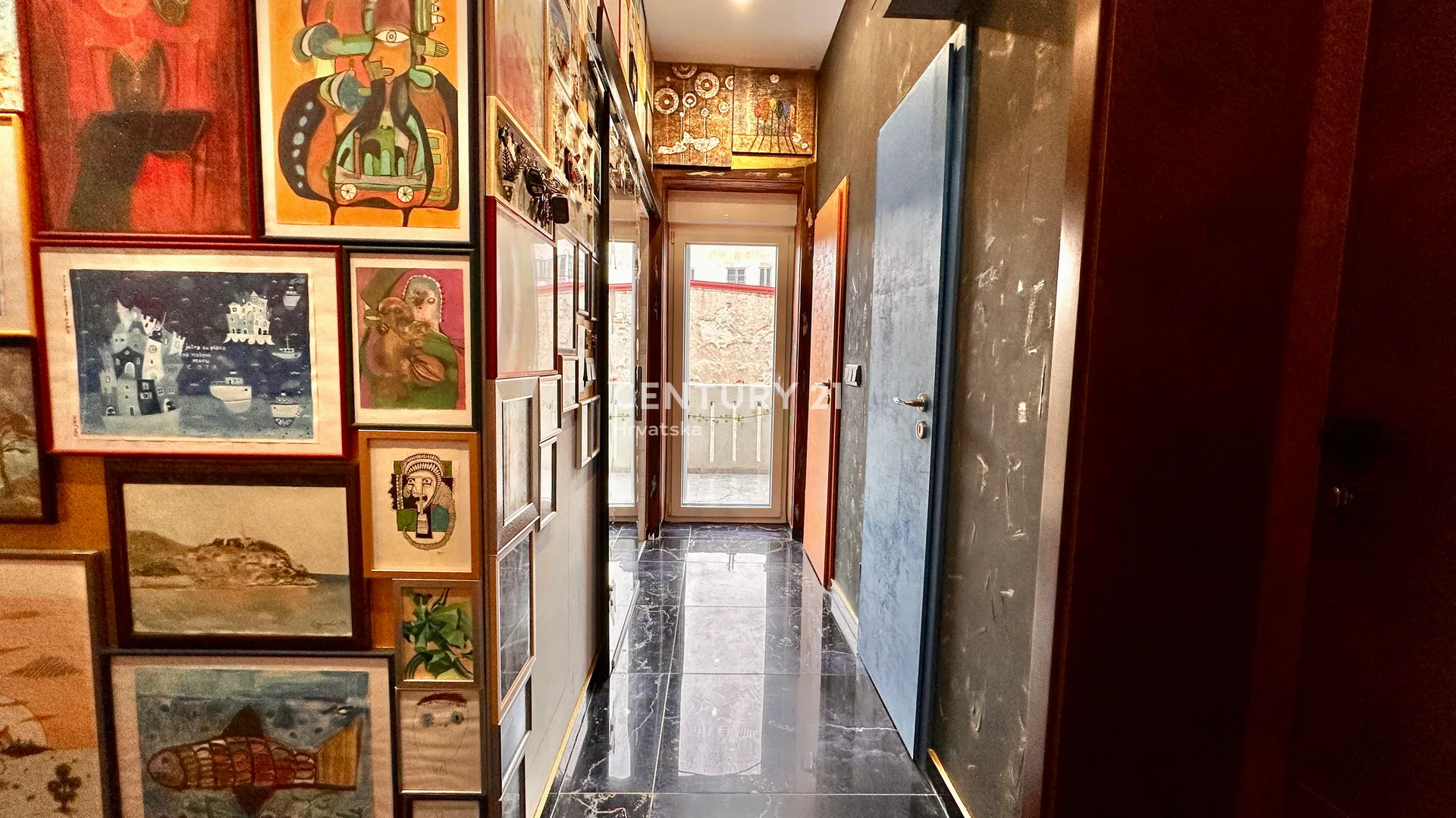 strogi centar - 5-sobni stan - balkon - parking - slika 6