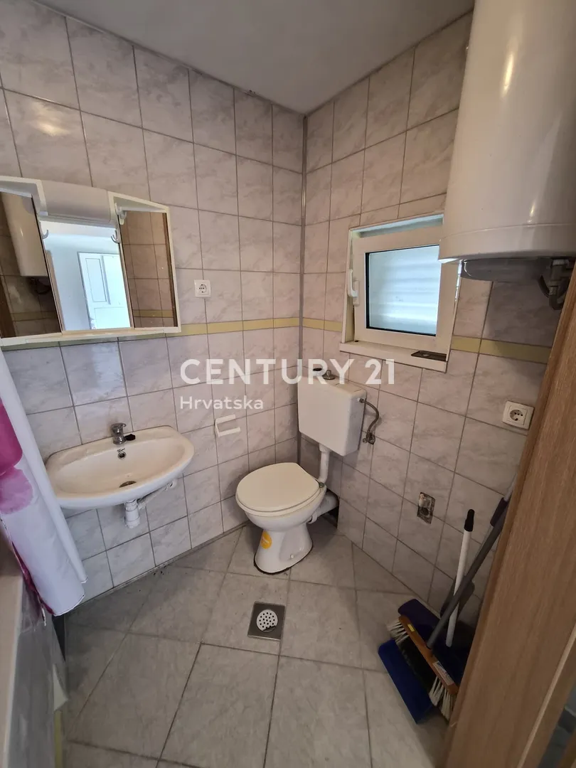 kuća s dva apartmana, velikom okućnicom i krovnom terasom s pogledom na more | 160 m od mora žirje - slika 20