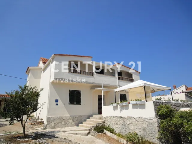 prvi red do mora! kuća s 3 apartmana i 1.806 m² zemljišta na drveniku malom - slika 6