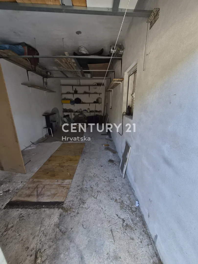 kuća s dva apartmana, velikom okućnicom i krovnom terasom s pogledom na more | 160 m od mora žirje - slika 43
