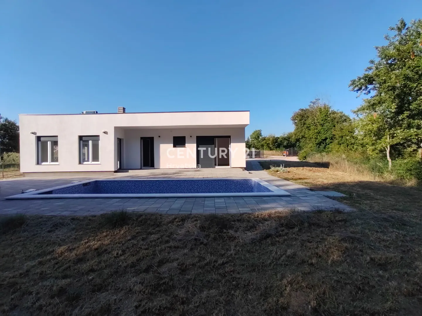nova luksuzna vila s bazenom i velikom okućnicom u zelenoj oazi istre - slika 3