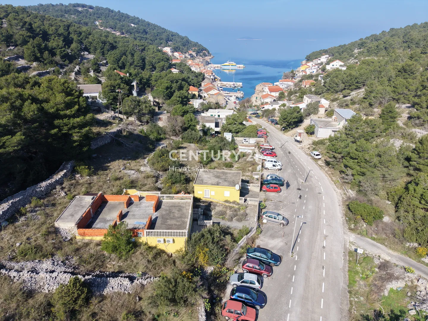 kuća s dva apartmana, velikom okućnicom i krovnom terasom s pogledom na more | 160 m od mora žirje - slika 2