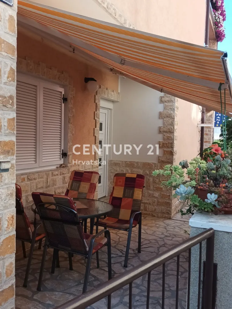 prodaja kuća u centru vodica (5 apartmana) – 278 m² - slika 11