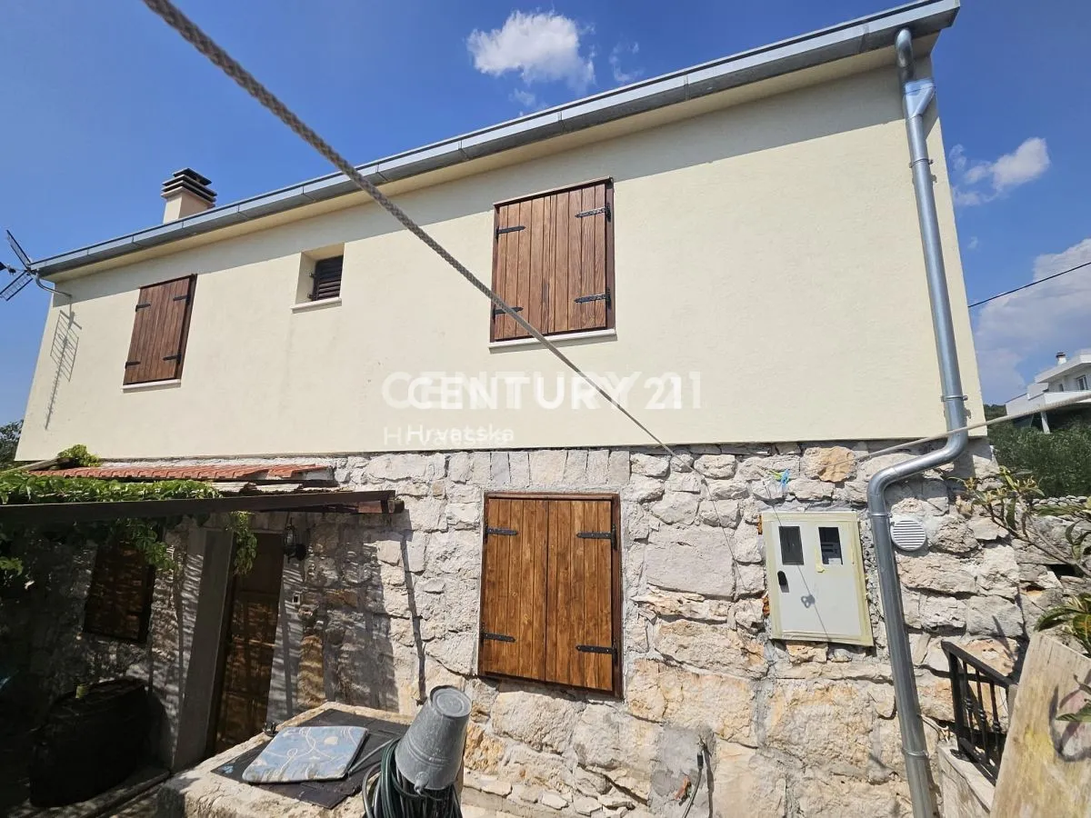 renovirana kamena dalmatinska kuća u mirnom dijelu vinišća cca 650 m od mora - slika 2