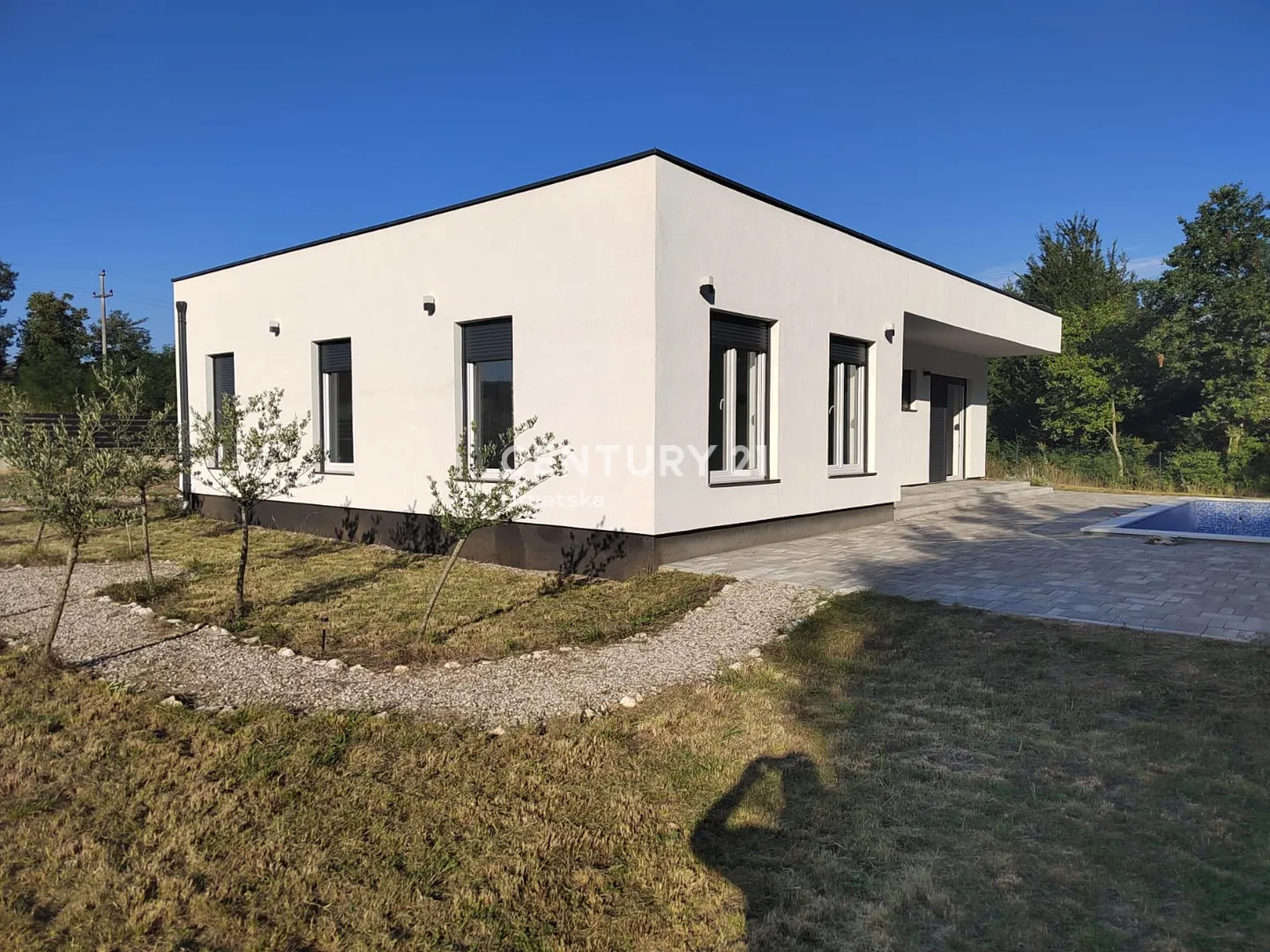 nova luksuzna vila s bazenom i velikom okućnicom u zelenoj oazi istre - slika 5