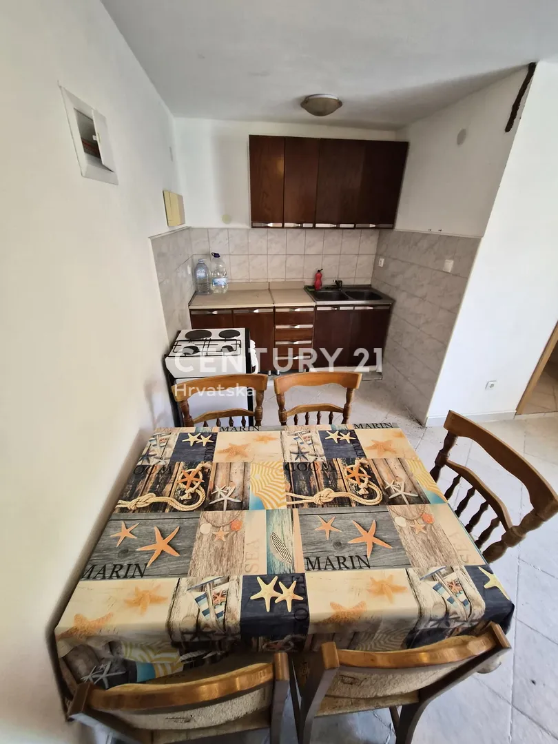 kuća s dva apartmana, velikom okućnicom i krovnom terasom s pogledom na more | 160 m od mora žirje - slika 16