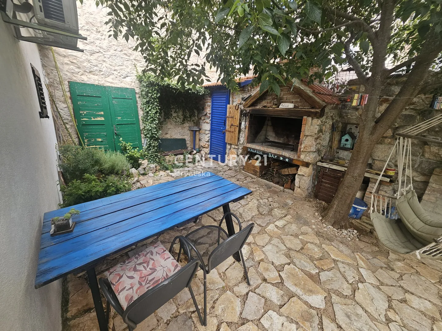 kuća s tri odvojena stana i velikim dvorištem – u starom dijelu šibenika! - slika 30