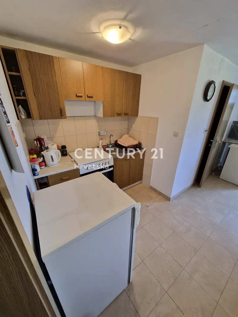 kuća s dva apartmana, velikom okućnicom i krovnom terasom s pogledom na more | 160 m od mora žirje - slika 30