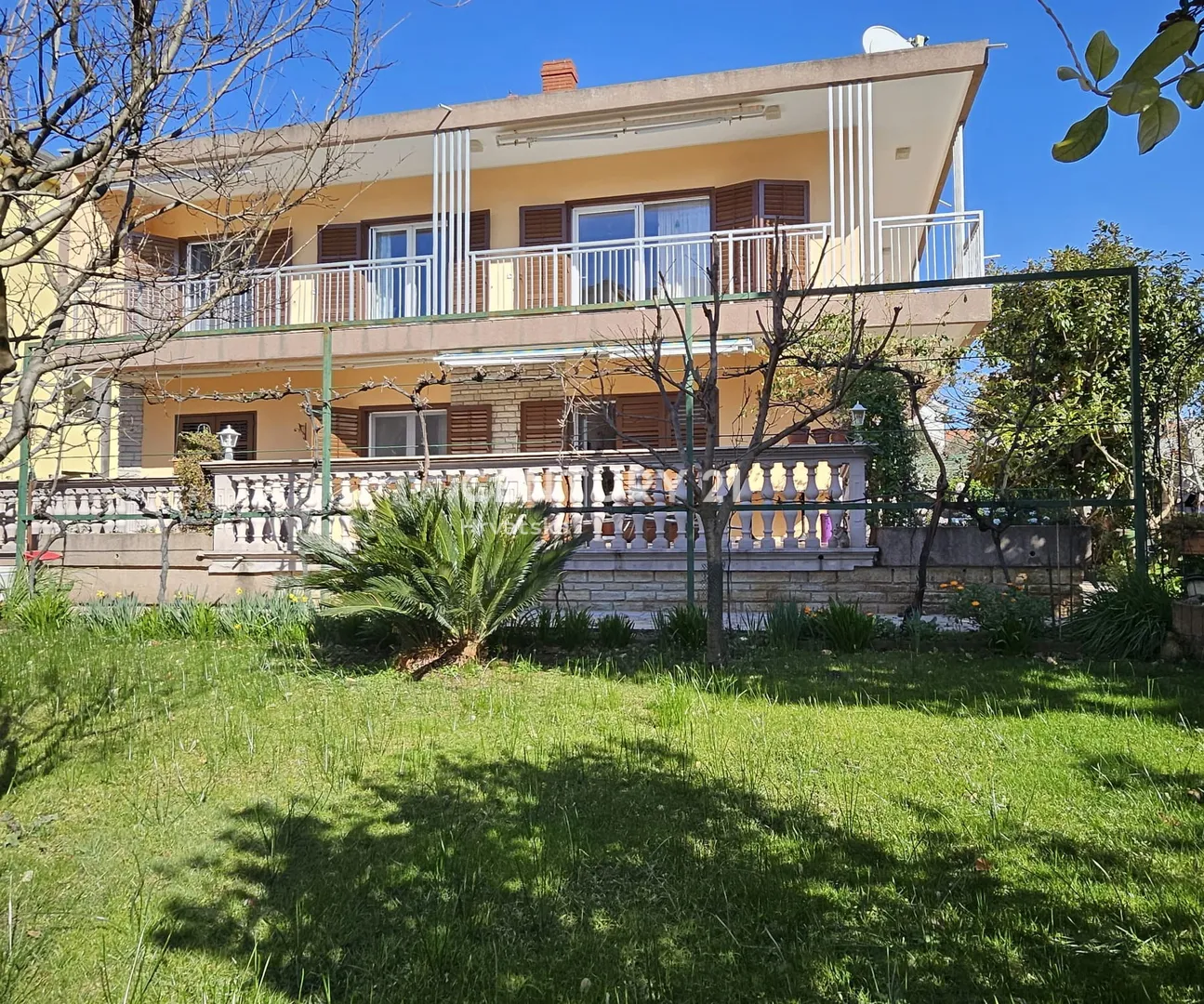 samostojeća kuća s tri stana u vodicama – samo 300 m od mora - slika 4