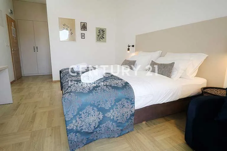 prostrana vila s 4 spavaće sobe i grijanim bazenom – slatine, čiovo - slika 46