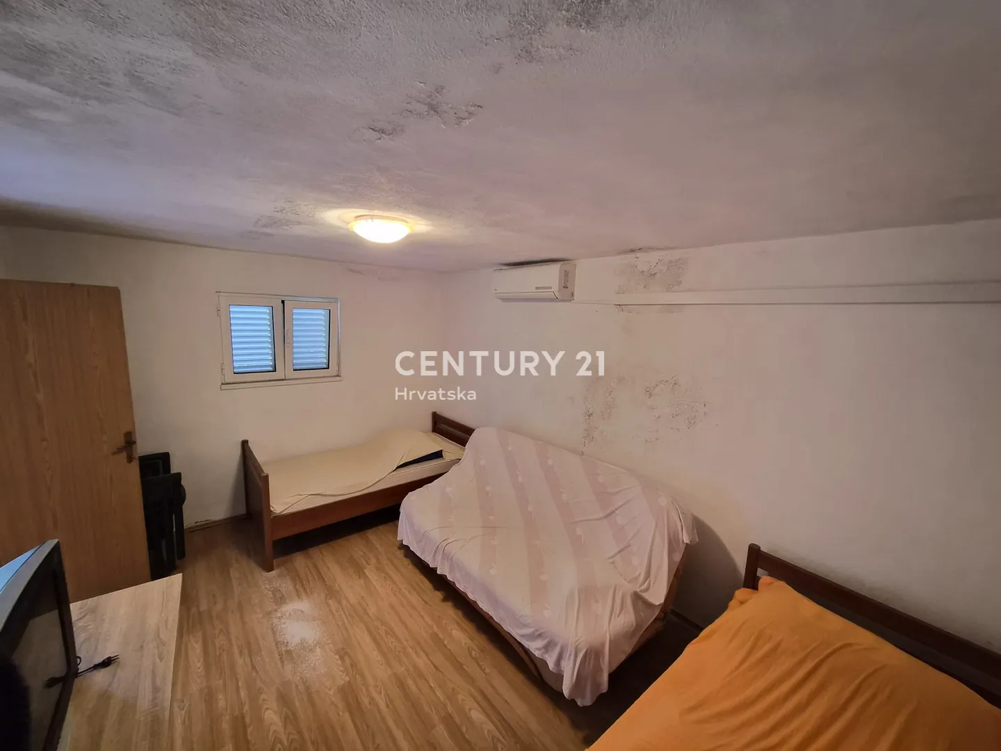 kuća s dva apartmana, velikom okućnicom i krovnom terasom s pogledom na more | 160 m od mora žirje - slika 18