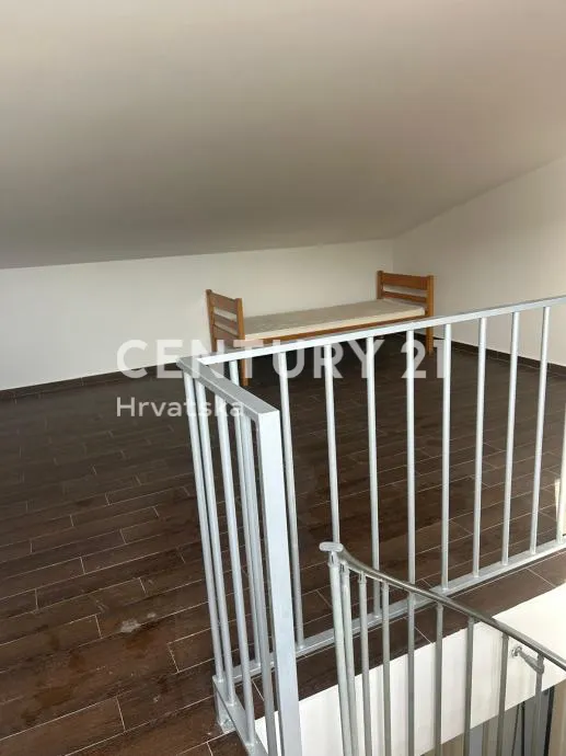 palit (otok rab) – vila palit | trosobni dvoetažni apartman 75,25 m² + velika terasa | 2. kat | 2011. god. | energetski razred b - slika 16