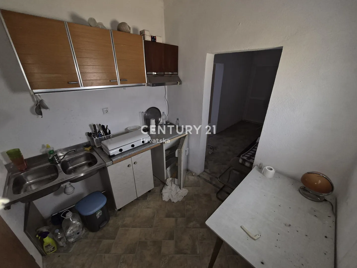 kuća s dva apartmana, velikom okućnicom i krovnom terasom s pogledom na more | 160 m od mora žirje - slika 39
