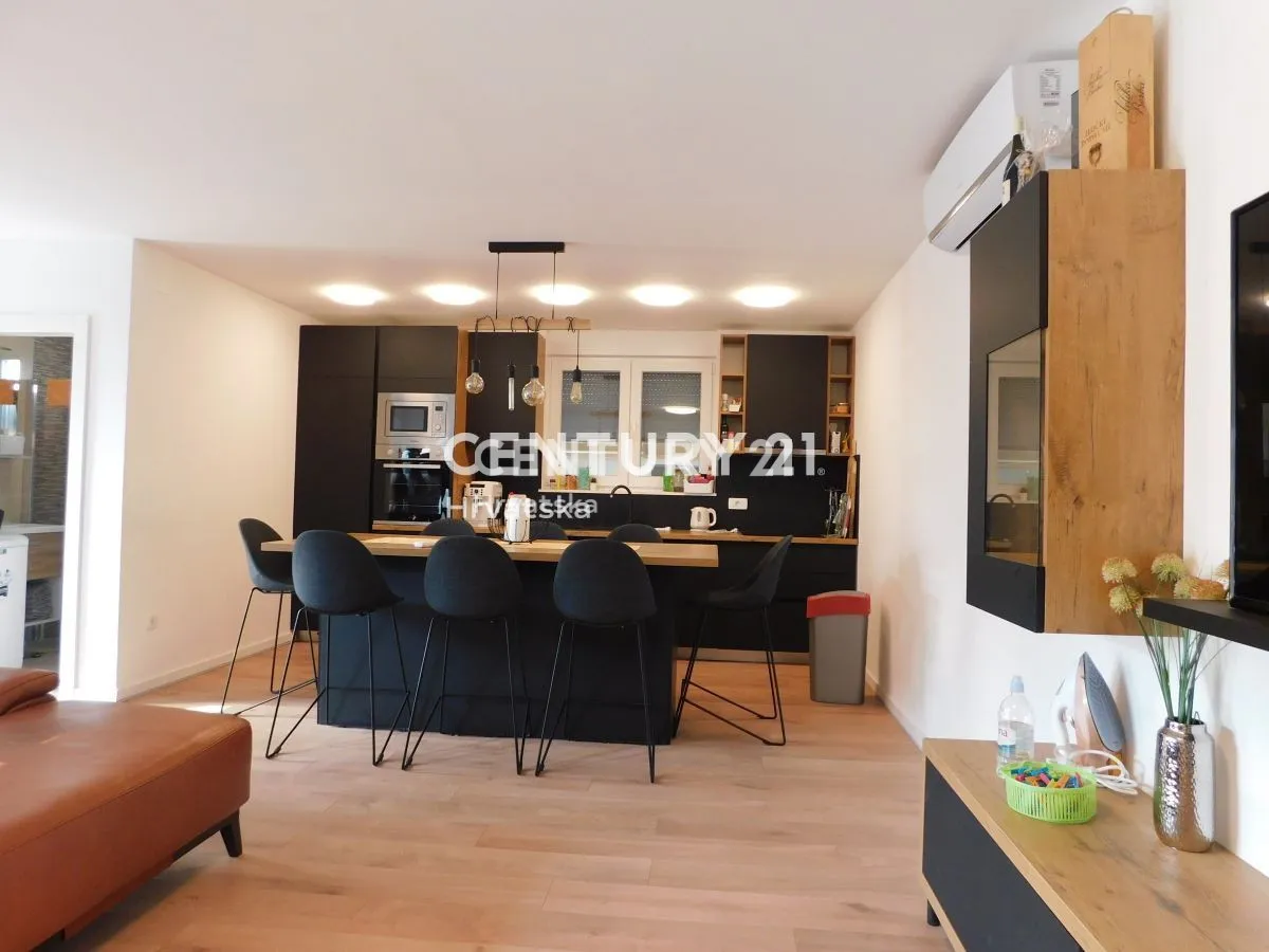 dva odvojena stana 80m2 i 75m2 vodice-350.000 eura - slika 2