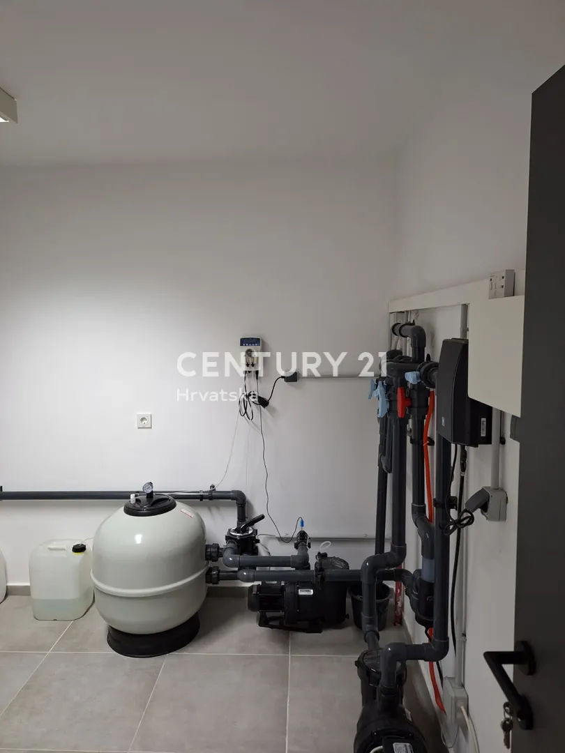 moderna kuća s bazenom, kućnim kinom i wellness zonom - primošten - slika 29