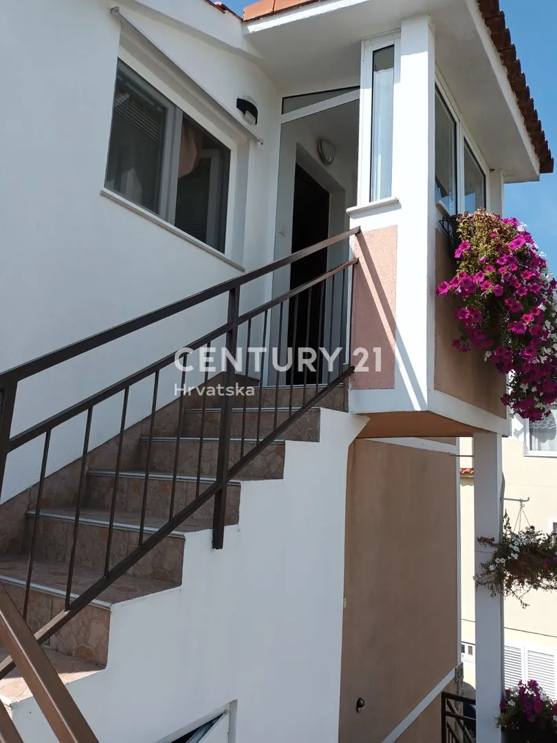 prodaja kuća u centru vodica (5 apartmana) – 278 m² - slika 10
