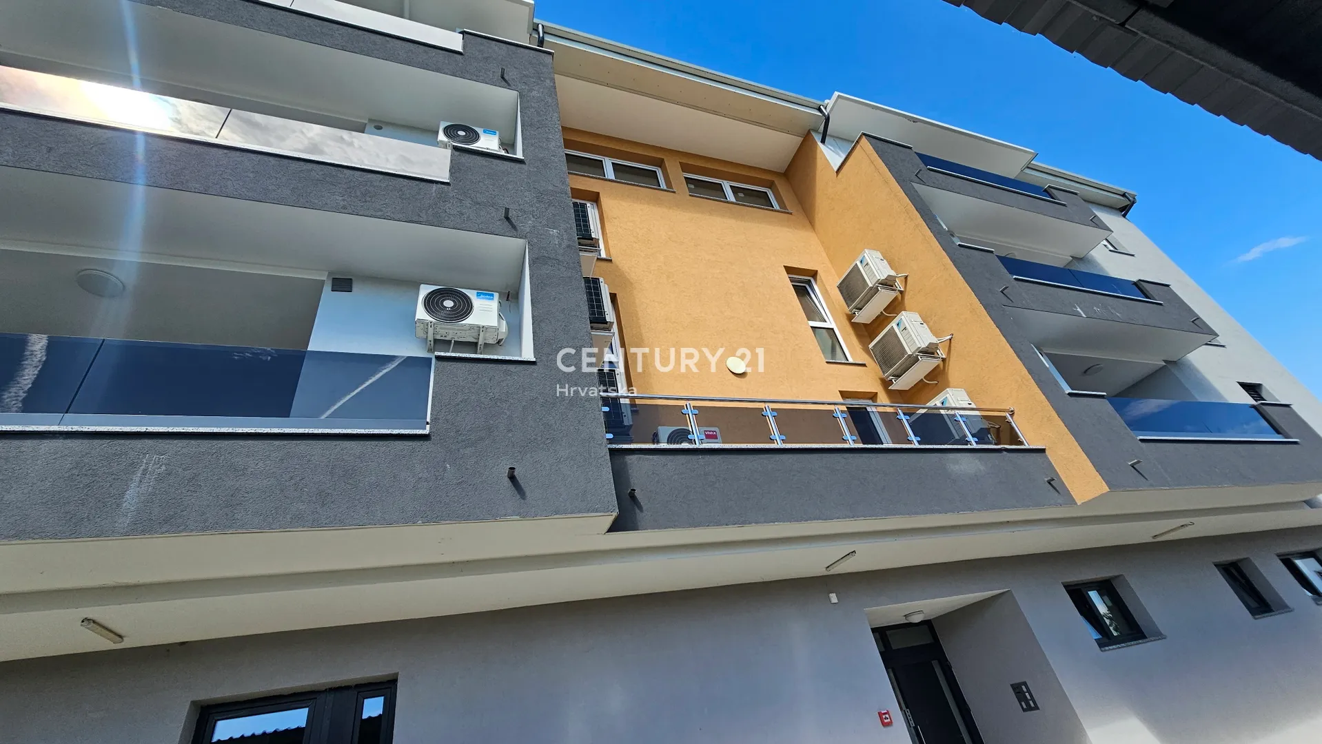 ivanec – centar | trosobni stan 57,26 m² + lođa 5,81 m² + spremište 8,09 m² | 1. kat | novogradnja | ključ u ruke | pogled na ivanščicu - slika 9