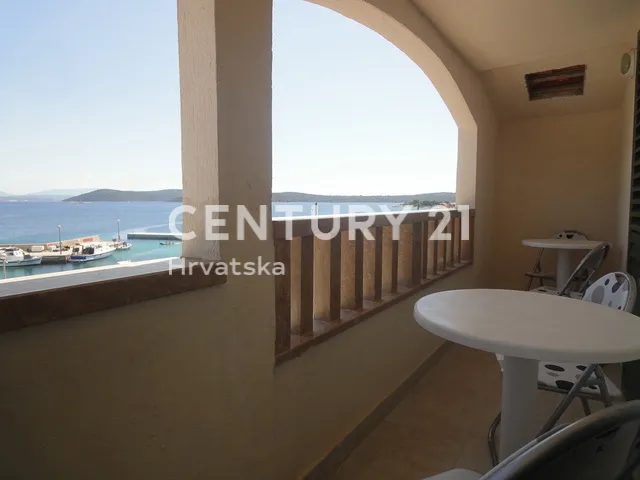 prvi red do mora! kuća s 3 apartmana i 1.806 m² zemljišta na drveniku malom - slika 8