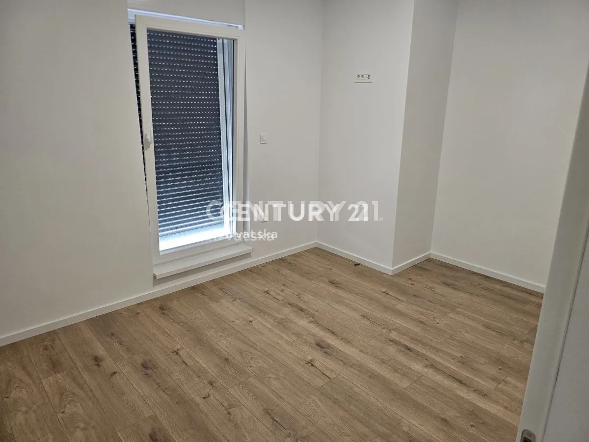 predivan trosoban stan drugi red do mora s krovnom terasom (96,06 m/2) - slika 27