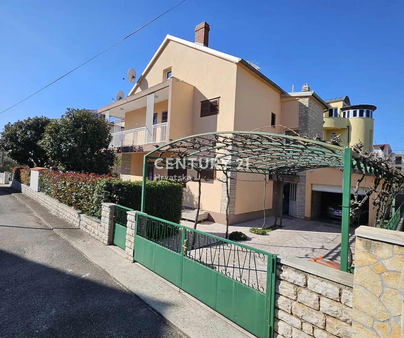 samostojeća kuća s tri stana u vodicama – samo 300 m od mora - slika 3