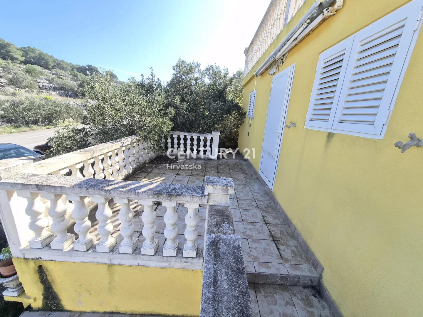 kuća s dva apartmana, velikom okućnicom i krovnom terasom s pogledom na more | 160 m od mora žirje - slika 8