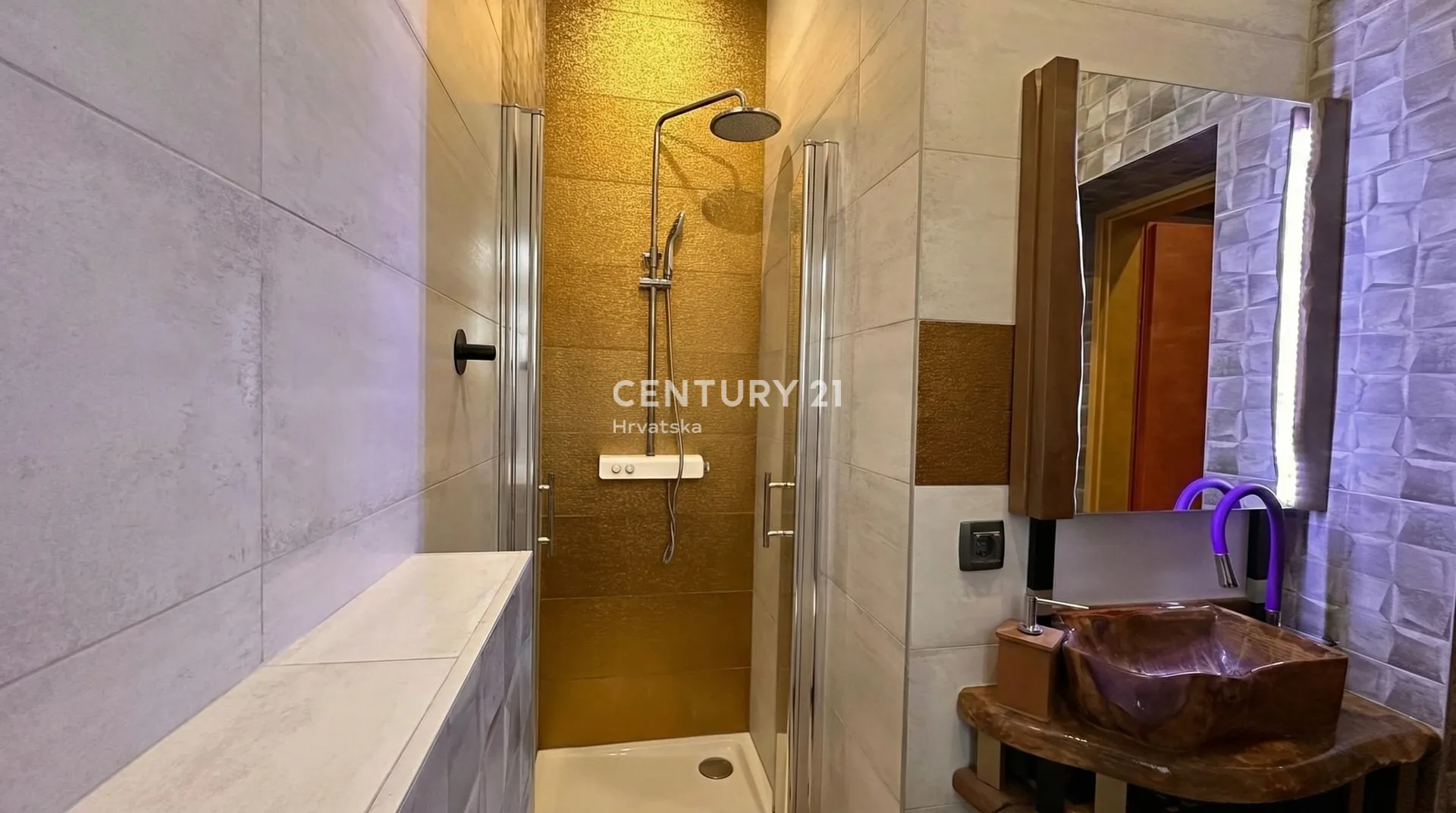 strogi centar - 5-sobni stan - balkon - parking - slika 8