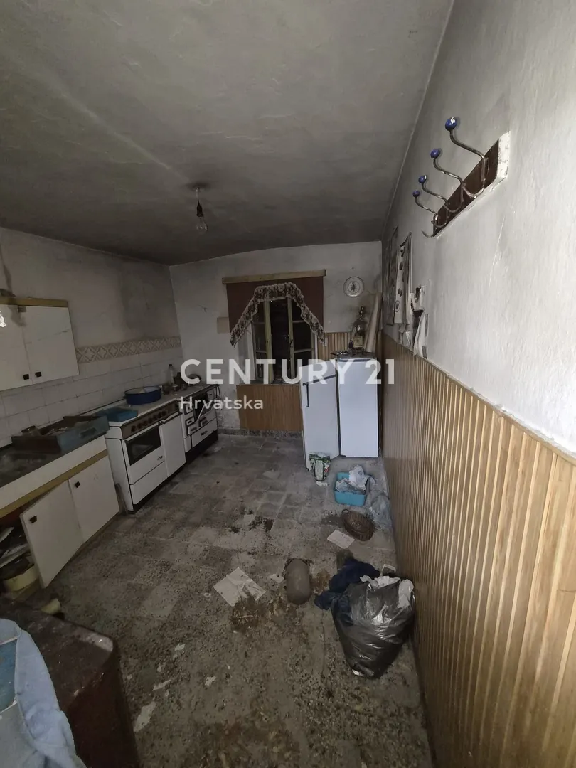 brodarica – kuća za renovaciju s okućnicom 379 m², 180 m od mora - slika 5