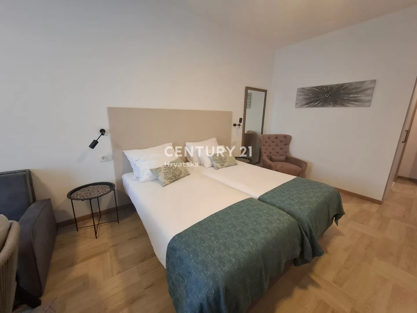 prostrana vila s 4 spavaće sobe i grijanim bazenom – slatine, čiovo - slika 29