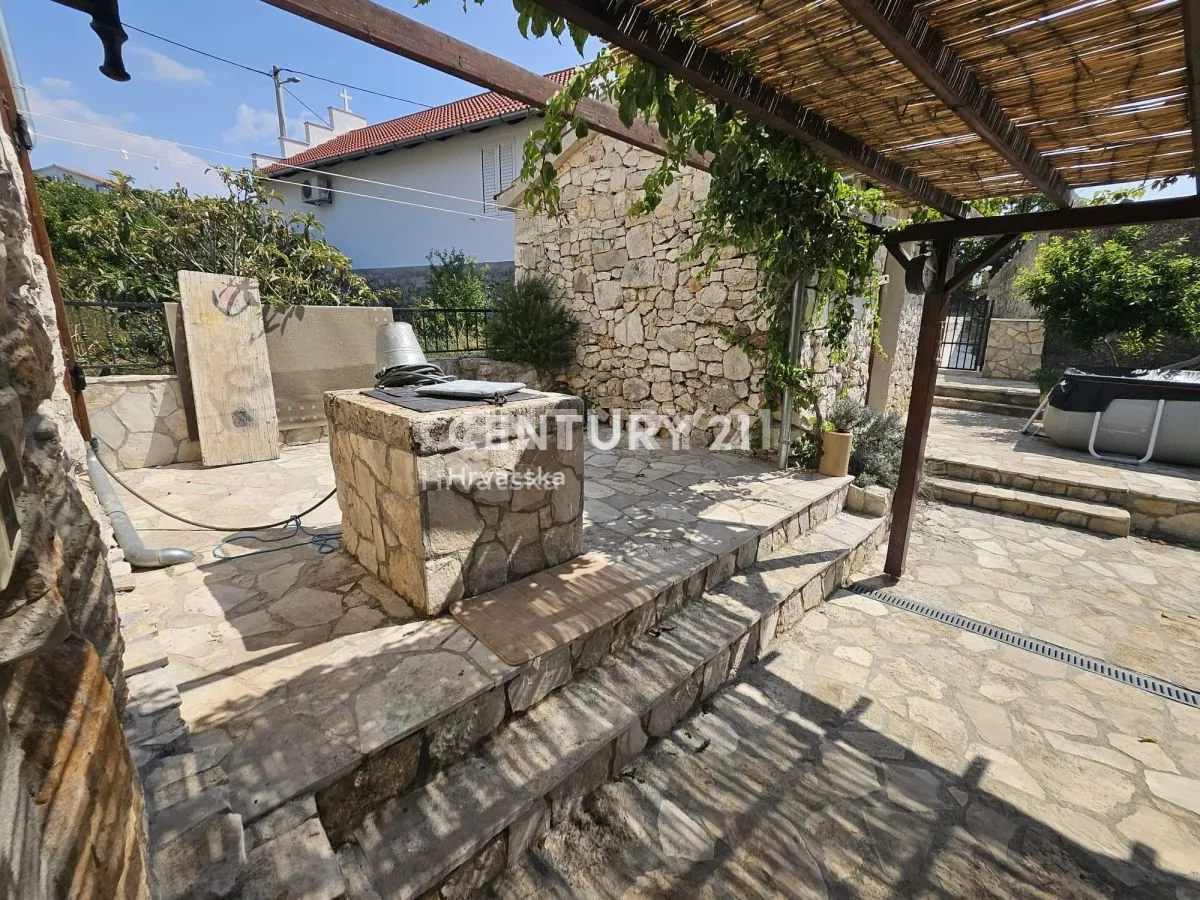 renovirana kamena dalmatinska kuća u mirnom dijelu vinišća cca 650 m od mora - slika 3
