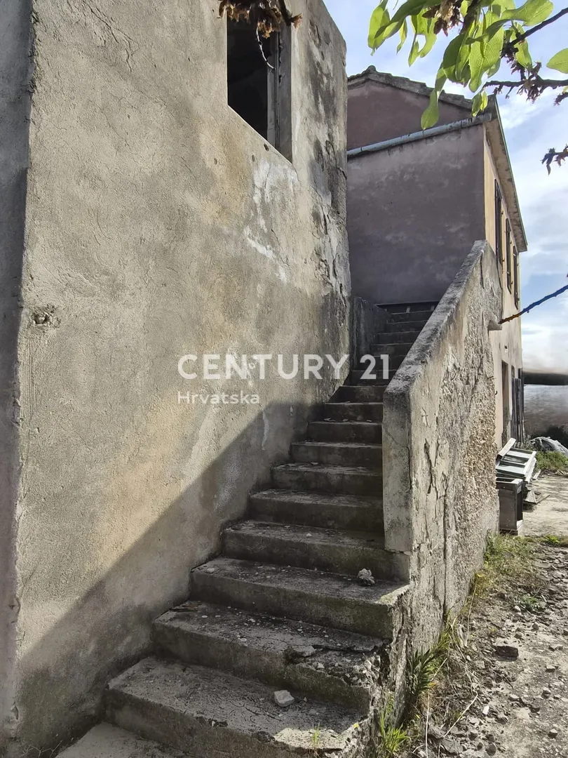 brodarica – kuća za renovaciju s okućnicom 379 m², 180 m od mora - slika 10