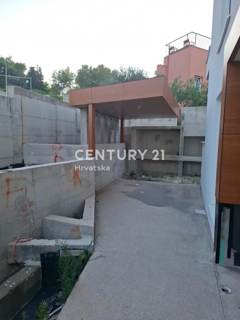 luksuzna roh bau kuća s 3 stana u blizini mora - slika 12
