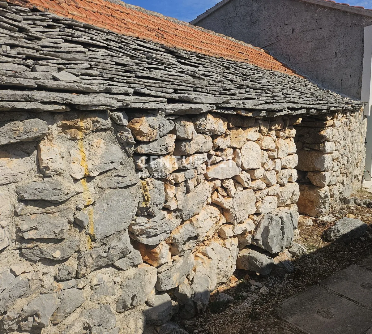 stara kamena kuća s dvorištem i zemljištem – vinišće - slika 10