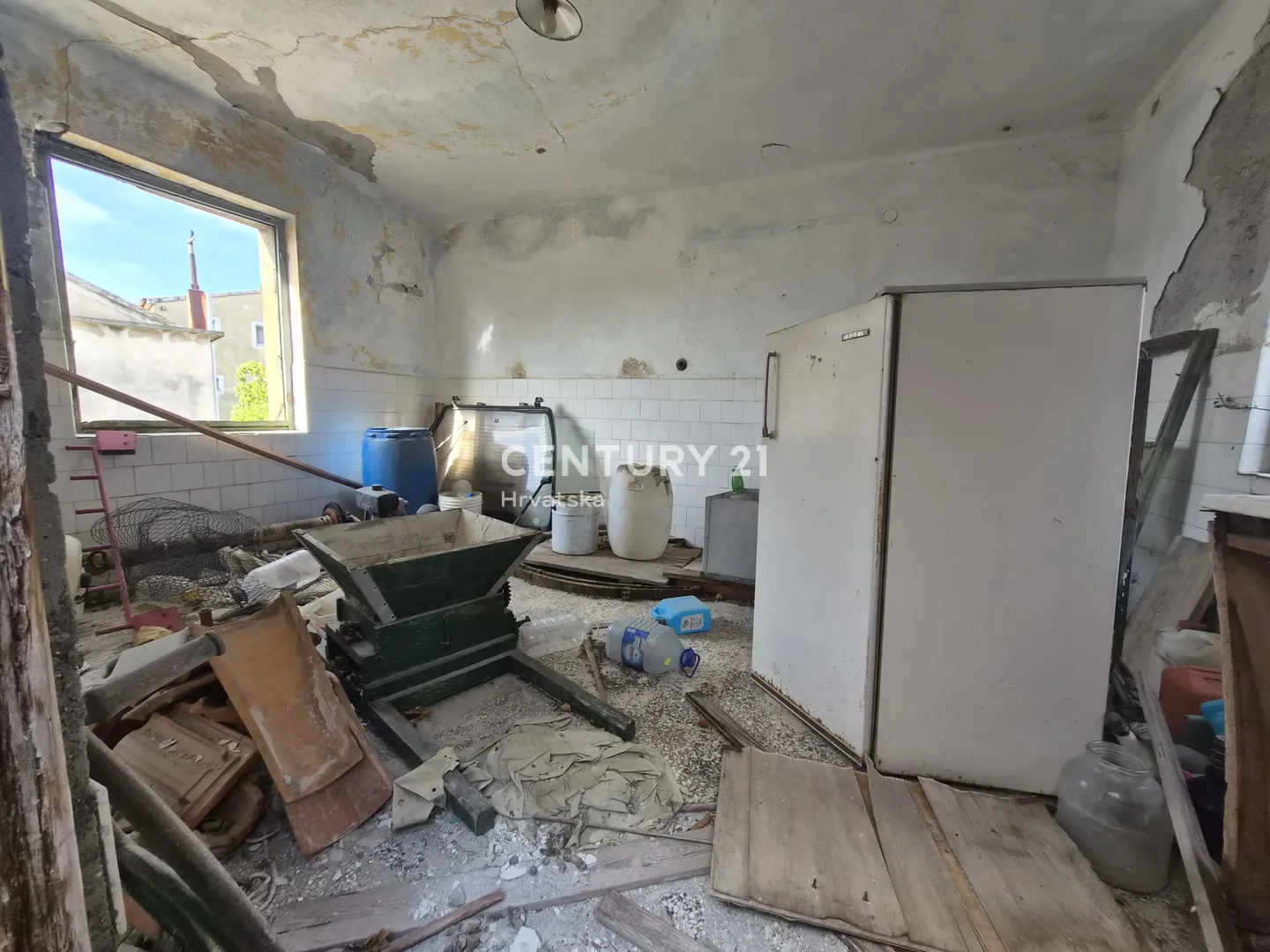 brodarica – kuća za renovaciju s okućnicom 379 m², 180 m od mora - slika 12