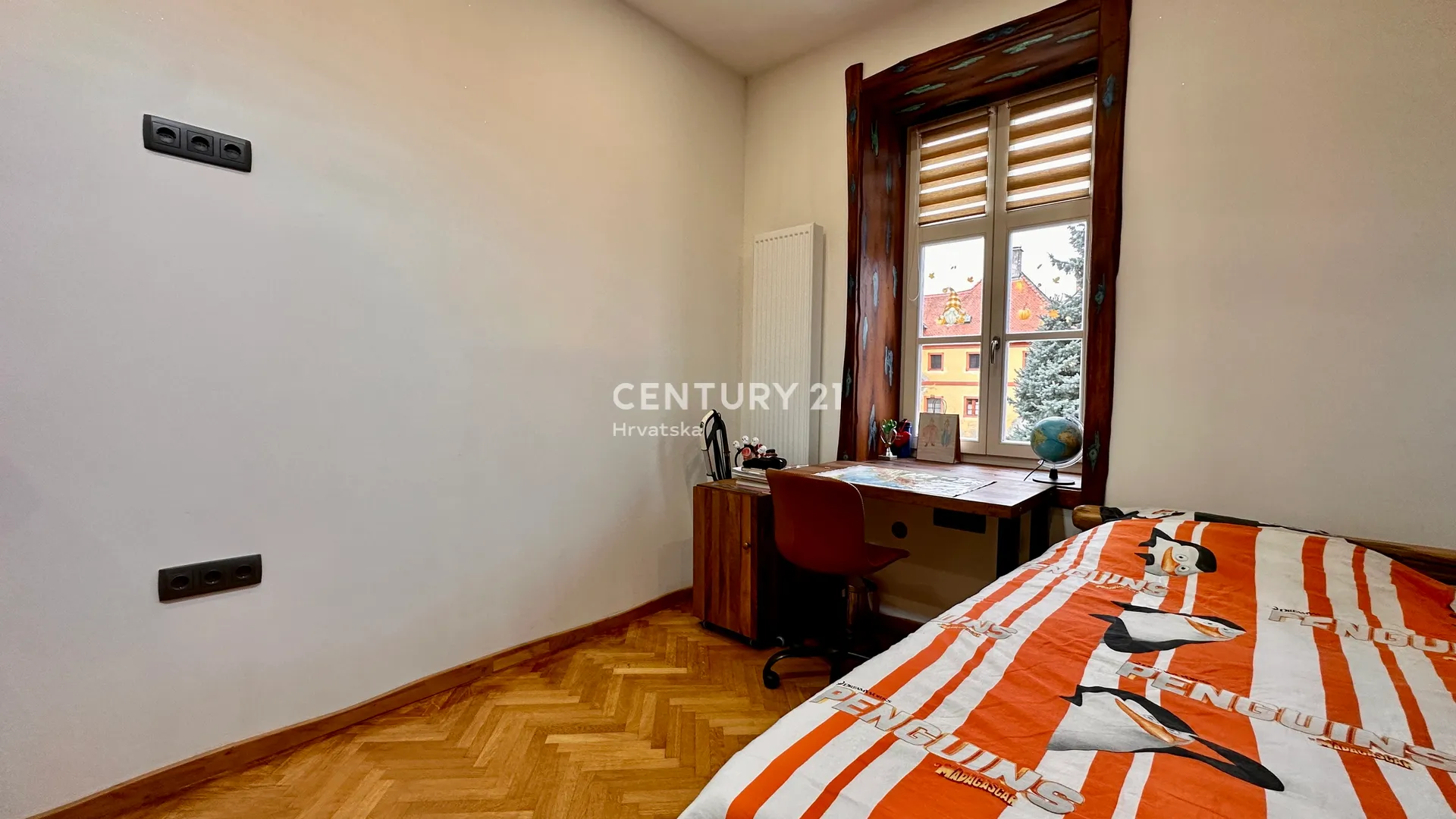 strogi centar - 5-sobni stan - balkon - parking - slika 17