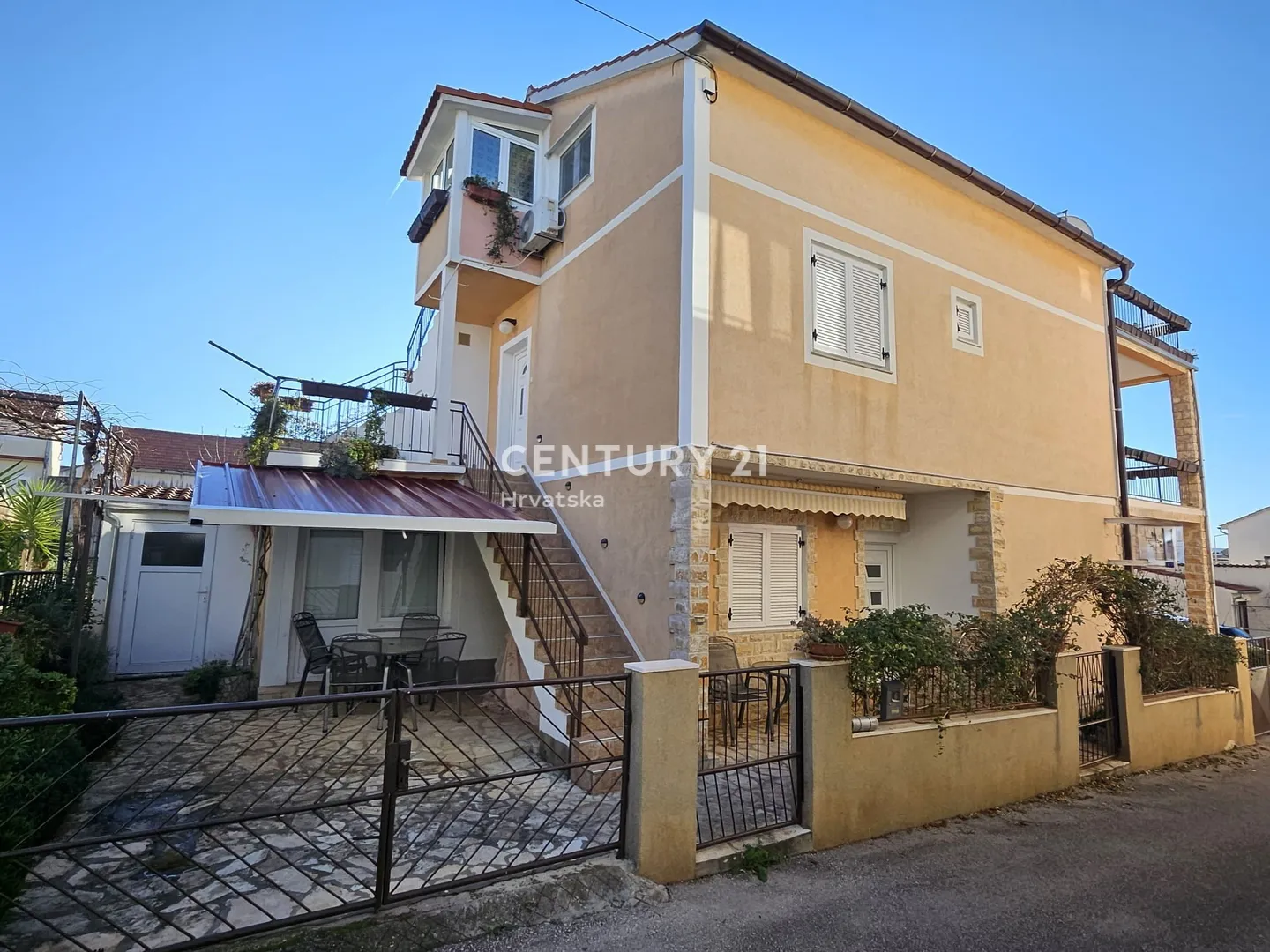 prodaja kuća u centru vodica (5 apartmana) – 278 m² - slika 5