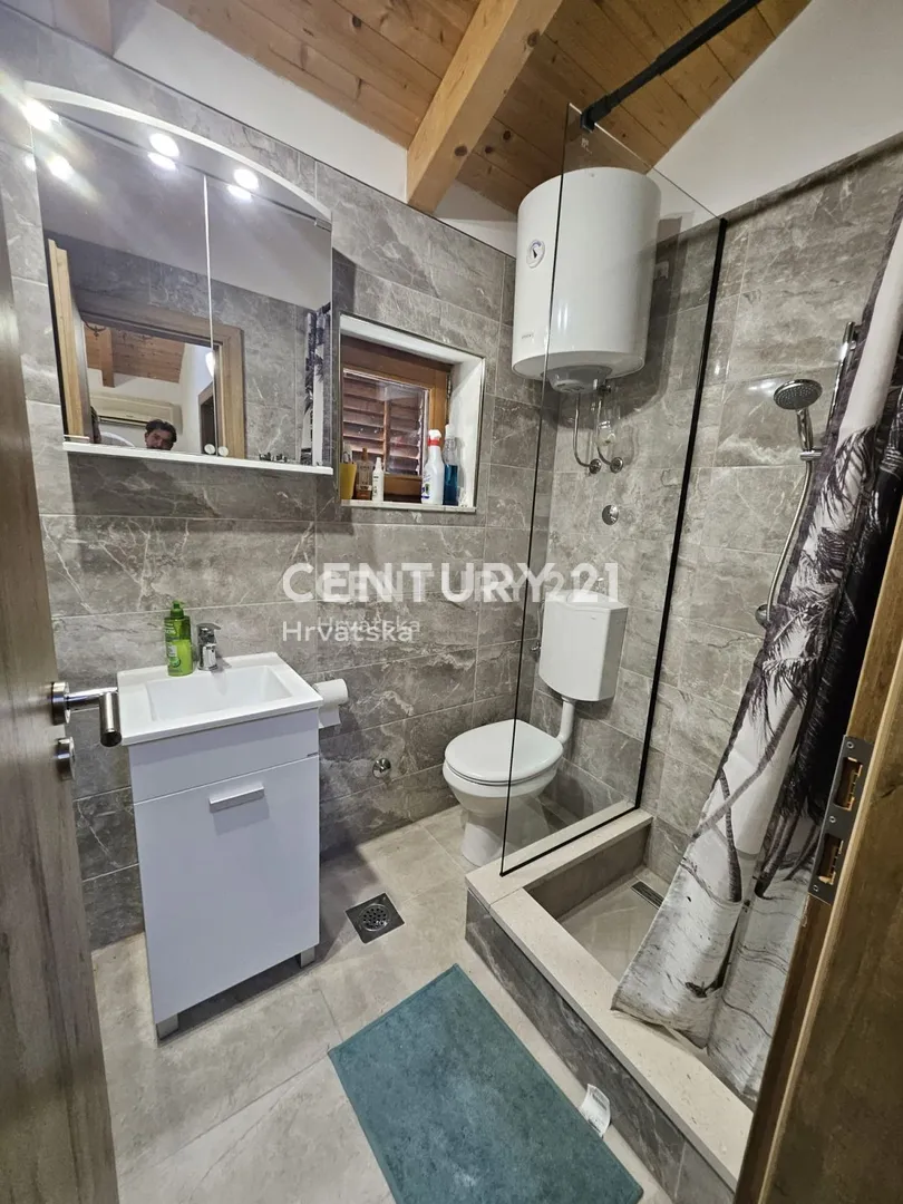 renovirana kamena dalmatinska kuća u mirnom dijelu vinišća cca 650 m od mora - slika 25