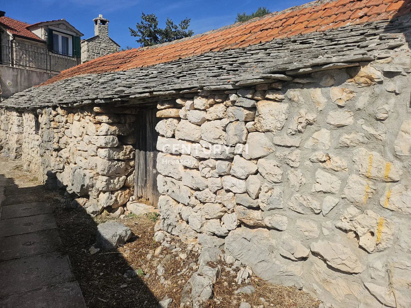 stara kamena kuća s dvorištem i zemljištem – vinišće - slika 11