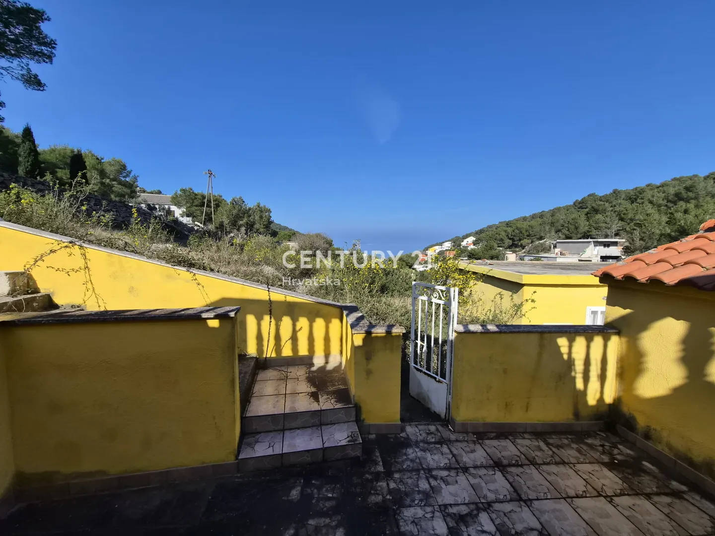 kuća s dva apartmana, velikom okućnicom i krovnom terasom s pogledom na more | 160 m od mora žirje - slika 25