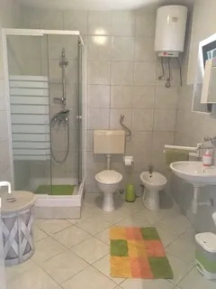 prvi red do mora! kuća s 3 apartmana i 1.806 m² zemljišta na drveniku malom - slika 23