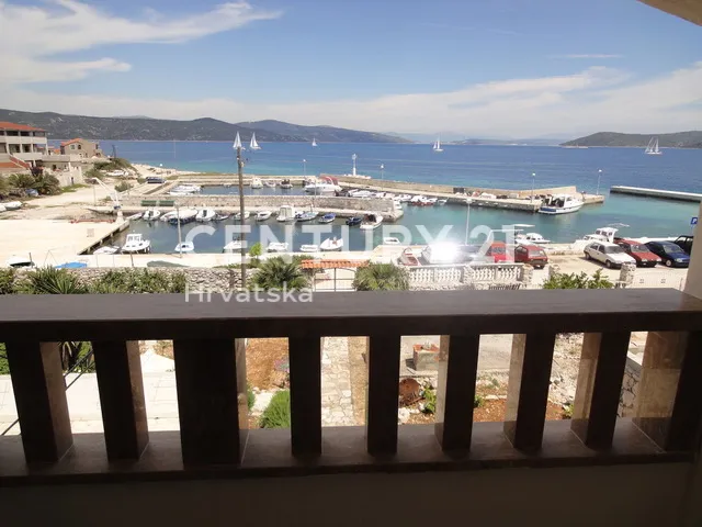prvi red do mora! kuća s 3 apartmana i 1.806 m² zemljišta na drveniku malom - slika 7