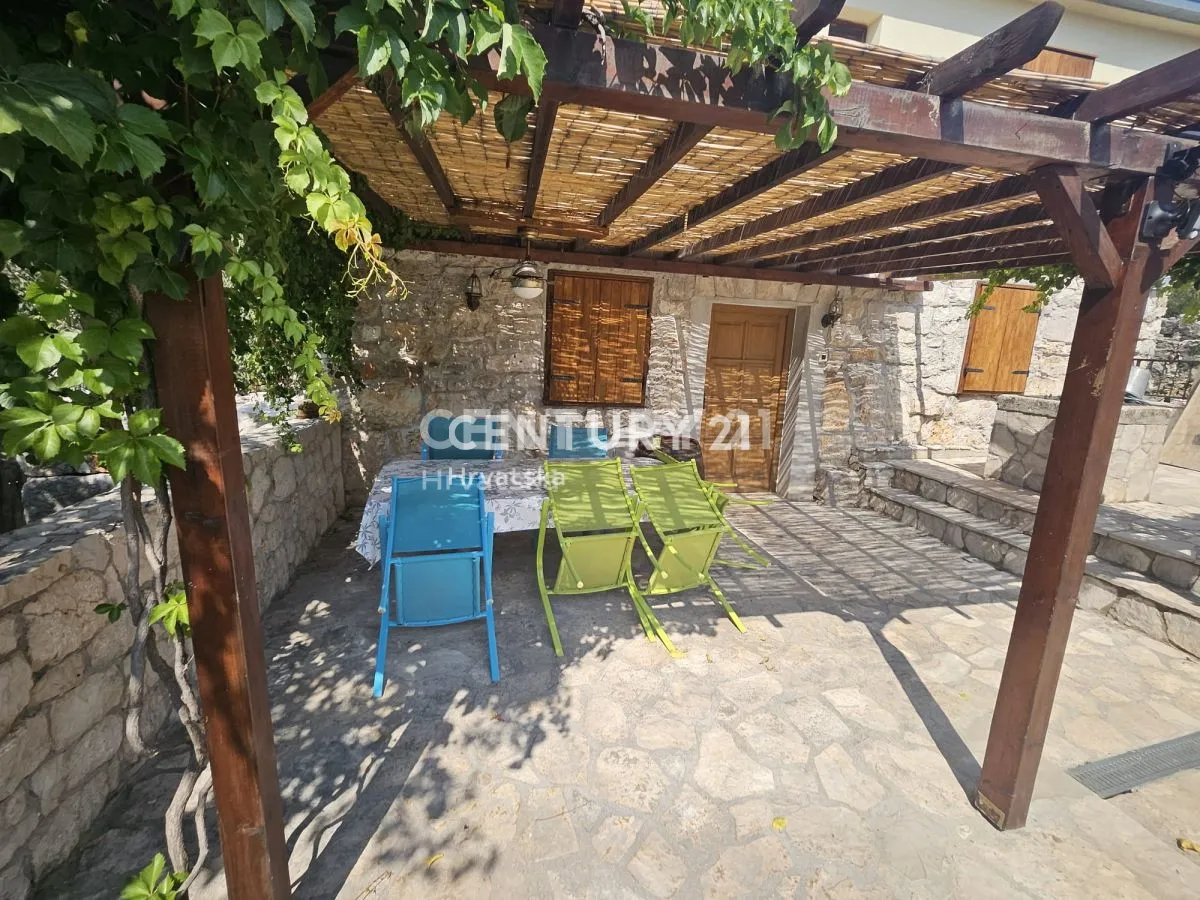 renovirana kamena dalmatinska kuća u mirnom dijelu vinišća cca 650 m od mora - slika 7