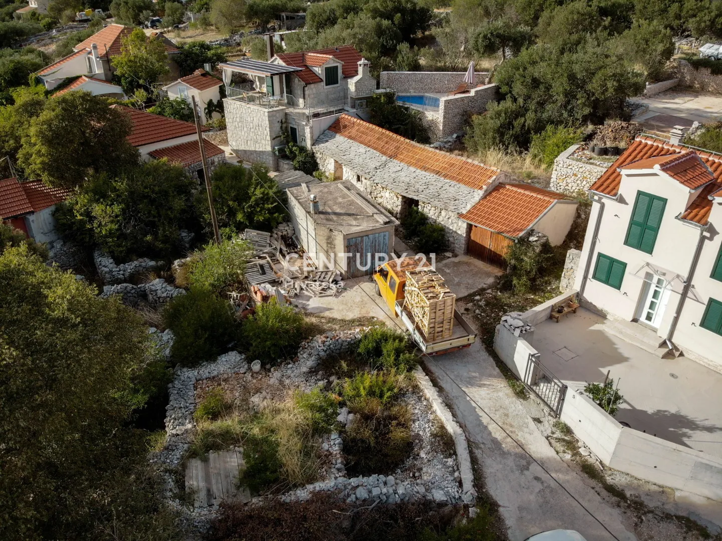 stara kamena kuća s dvorištem i zemljištem – vinišće - slika 9