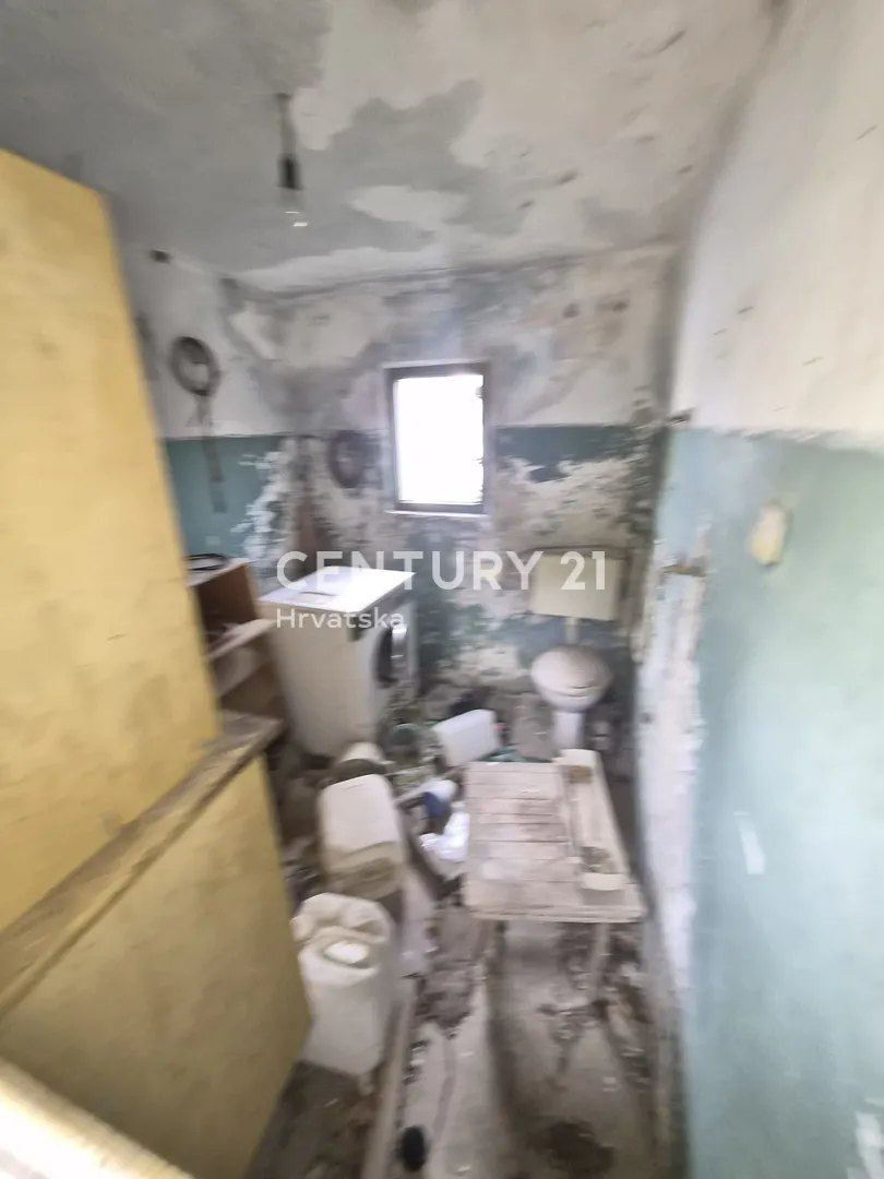 brodarica – kuća za renovaciju s okućnicom 379 m², 180 m od mora - slika 7