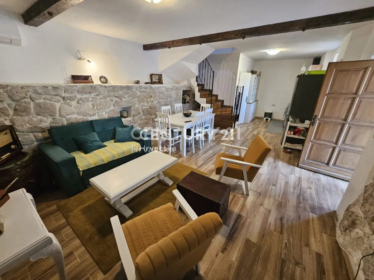 renovirana kamena dalmatinska kuća u mirnom dijelu vinišća cca 650 m od mora - slika 10