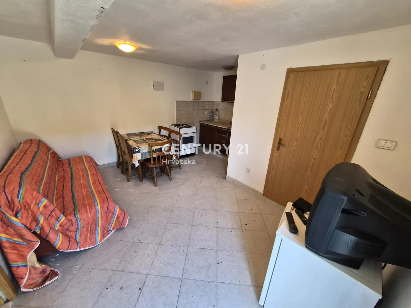 kuća s dva apartmana, velikom okućnicom i krovnom terasom s pogledom na more | 160 m od mora žirje - slika 11