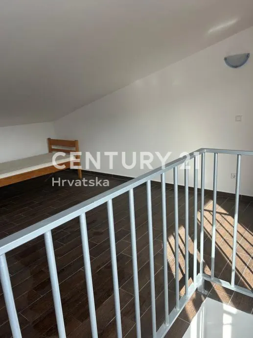 palit (otok rab) – vila palit | trosobni dvoetažni apartman 75,25 m² + velika terasa | 2. kat | 2011. god. | energetski razred b - slika 14