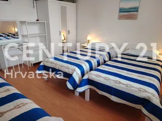 prvi red do mora! kuća s 3 apartmana i 1.806 m² zemljišta na drveniku malom - slika 22