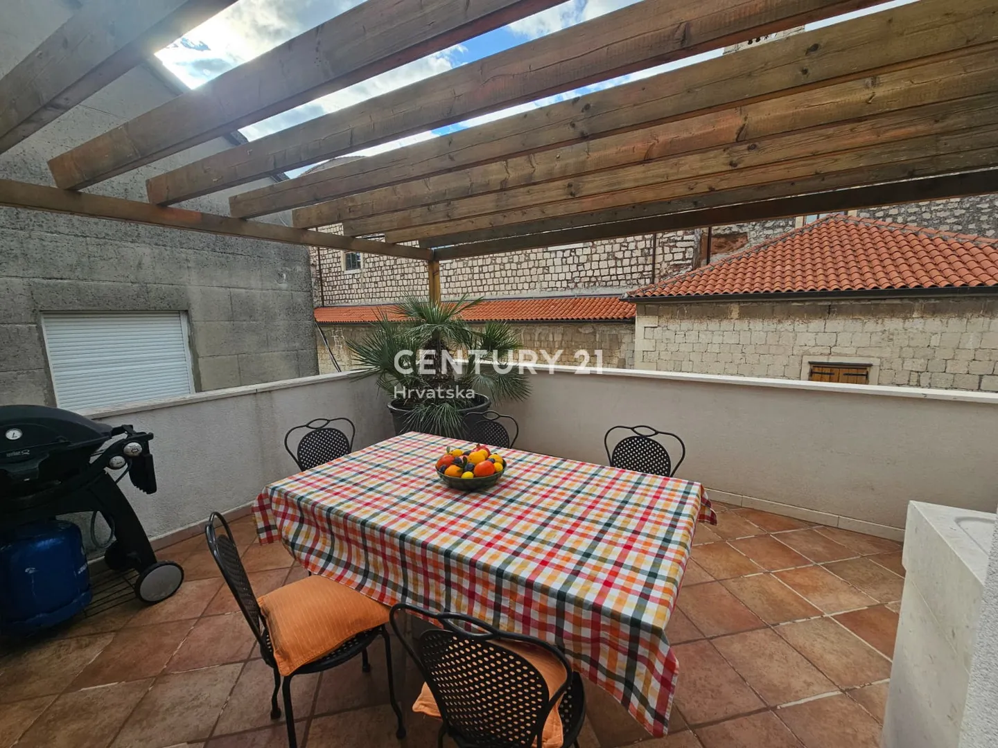 renovirana kamena kuća u nizu u centru kaštel lukšića 480.000 eur - slika 4