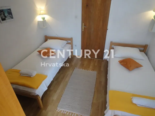 prvi red do mora! kuća s 3 apartmana i 1.806 m² zemljišta na drveniku malom - slika 15