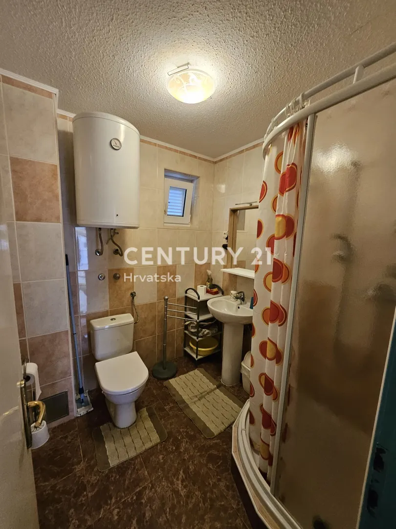 prodaja kuća u centru vodica (5 apartmana) – 278 m² - slika 23